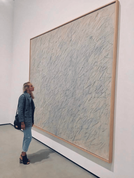 Shirin in a museum, looking at a very large abstract paiting