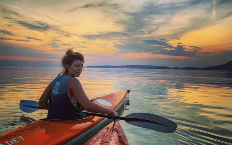 a women on her kayak on the river 