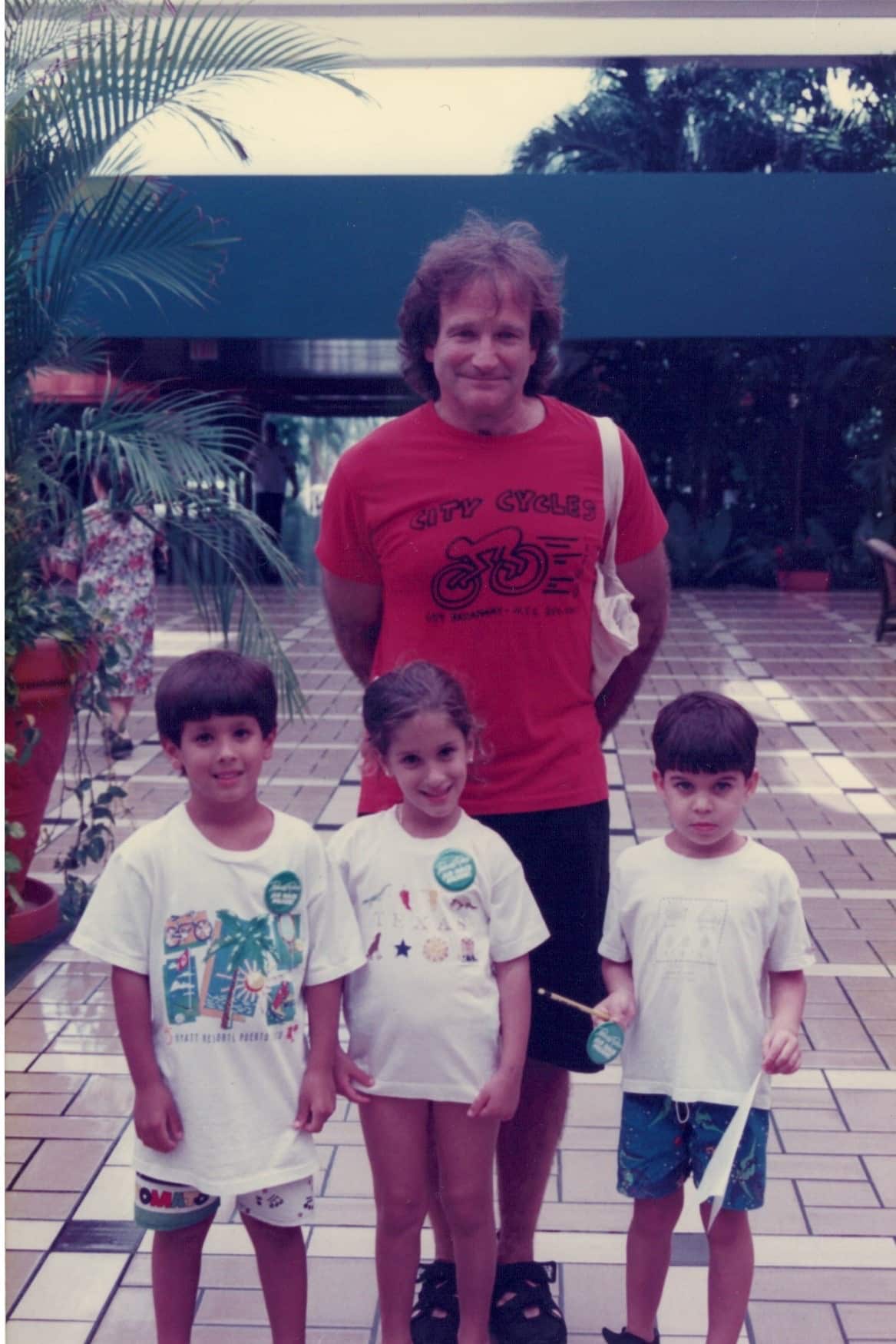 Alejandro as a child with Robin Williams.