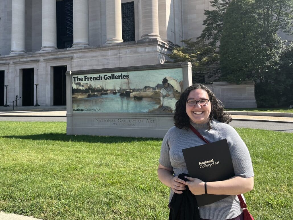 Melissa in front of the National Gallery.